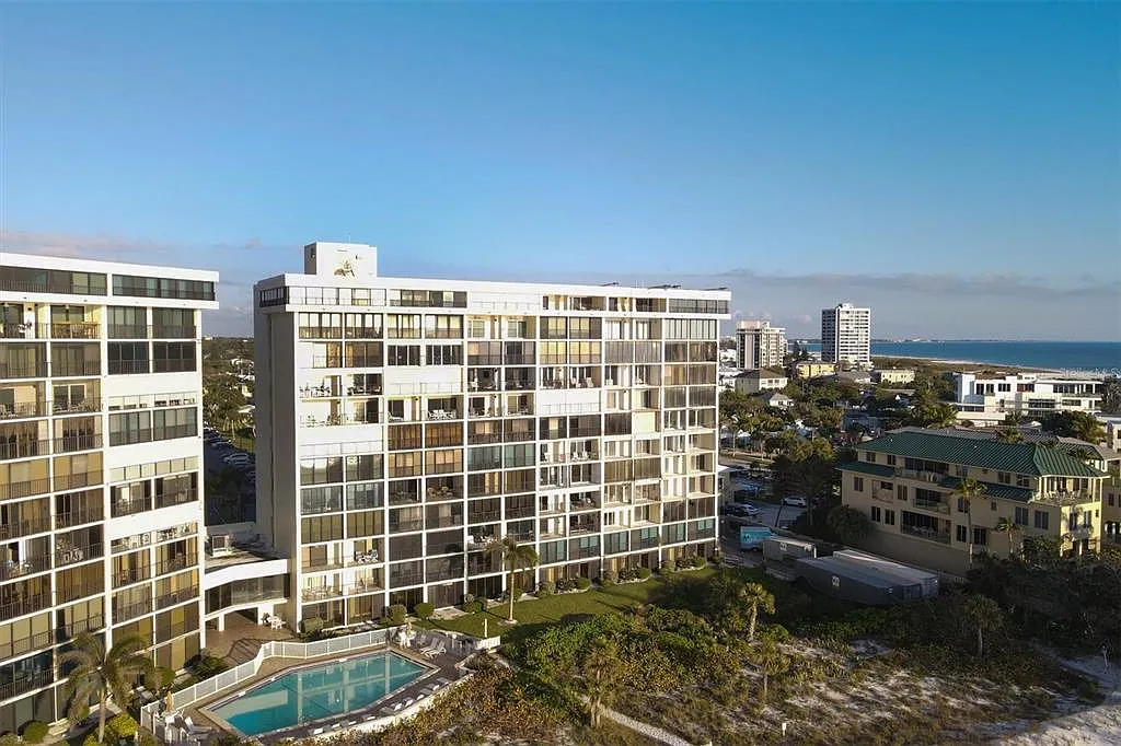 2 bed, 2.0 bath, 1282 sqft, $12,000 — Photo 2
