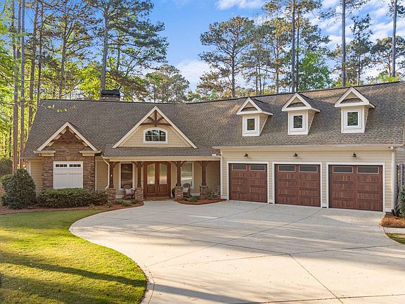4th image of 1040 Lake Dr