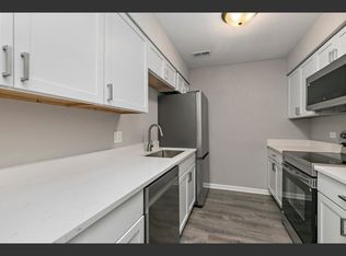 1484 Stonebridge Cir APT B4, Wheaton, IL 60189