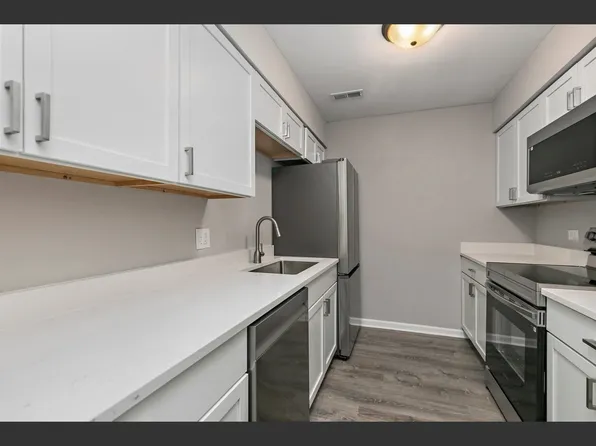 1484 Stonebridge Cir APT B4, Wheaton, IL 60189