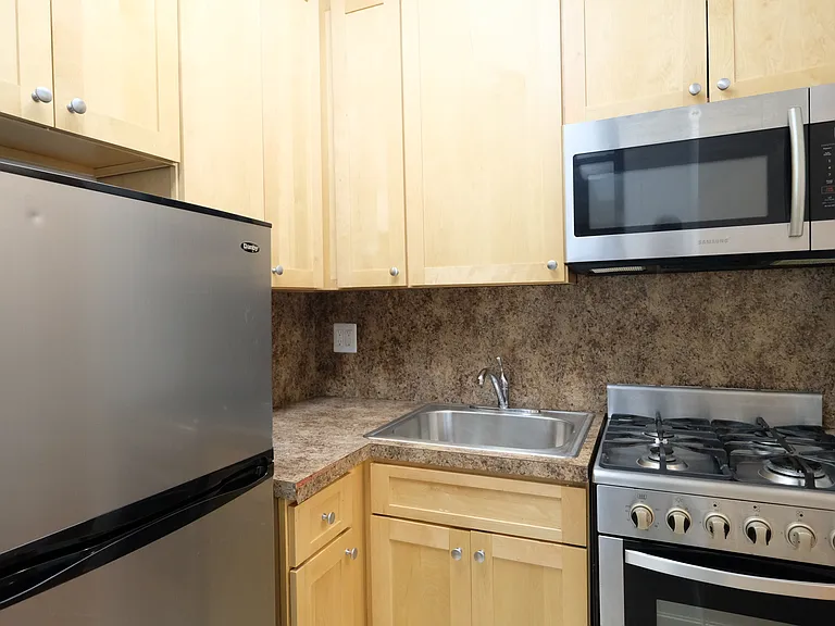 237 W 20th St #3B — Photo 6