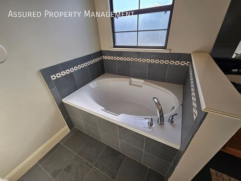 112 E Esther St — Photo 12