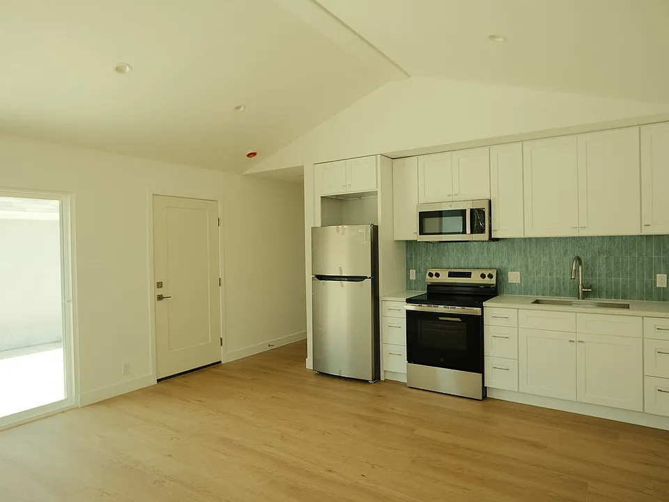 4313 1/2 Kenwood Ave