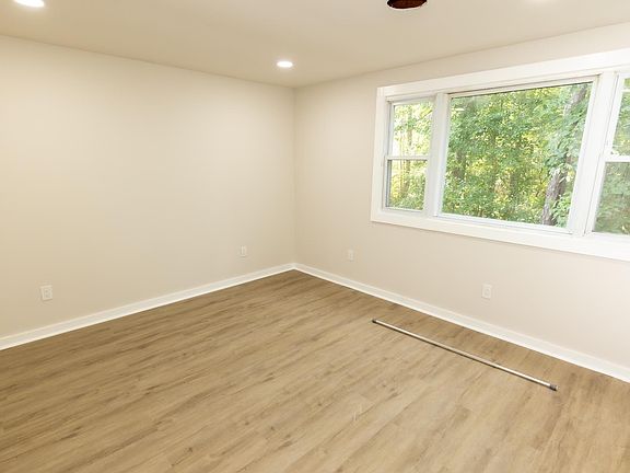 3rd image of 221 Arbutus Ave