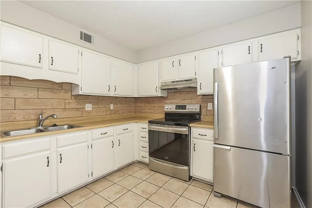 3 bed, 2.5 bath, 2066 sqft, $1,935 — Photo 2