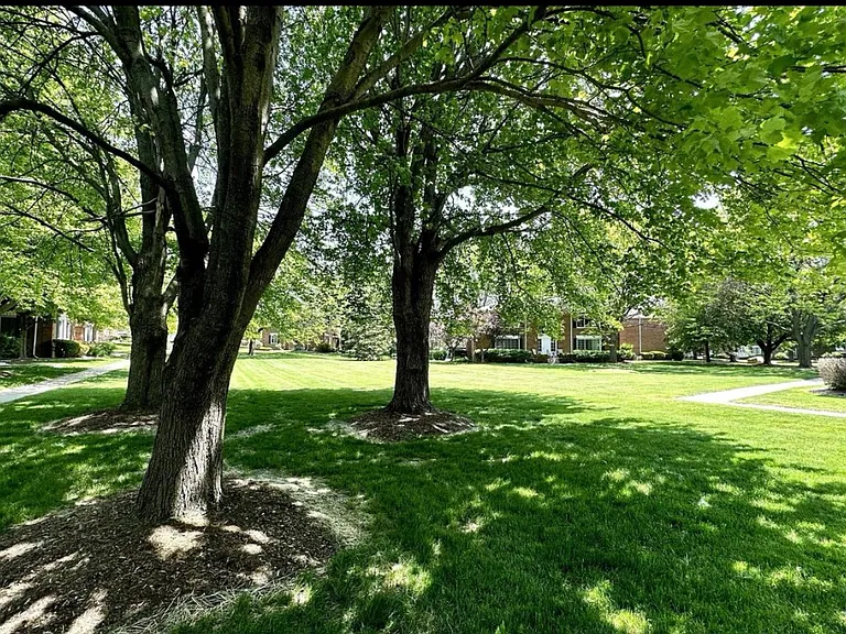 468 Fox Hills Dr S #6 — Photo 2