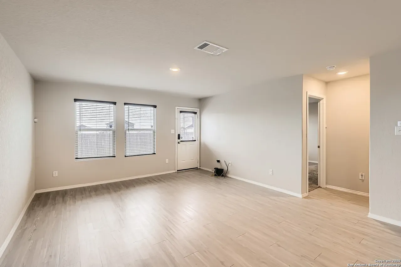 4 bed, 1635 sqft, $2,000 — Photo 3