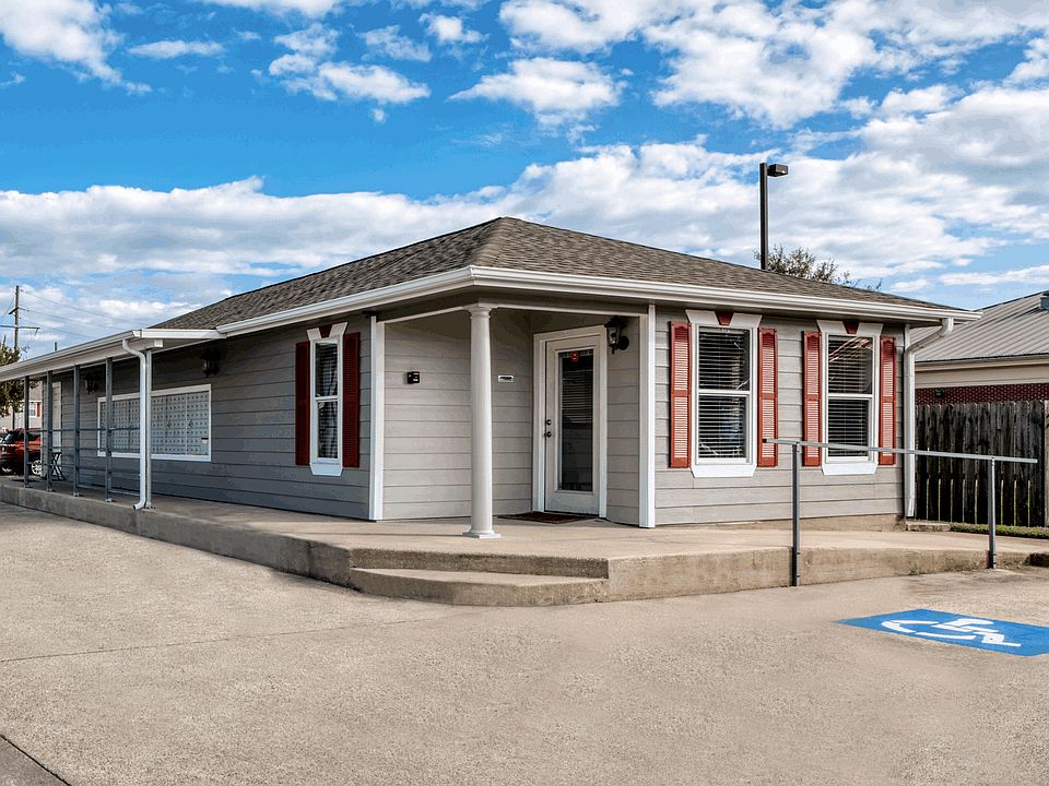 EXTERIOR-CLUBHOUSE