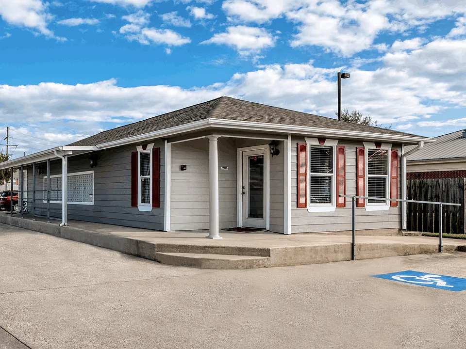 EXTERIOR-CLUBHOUSE