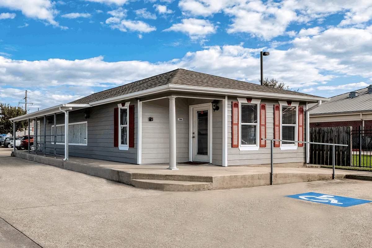 EXTERIOR-CLUBHOUSE - Cypress Bend Apartments