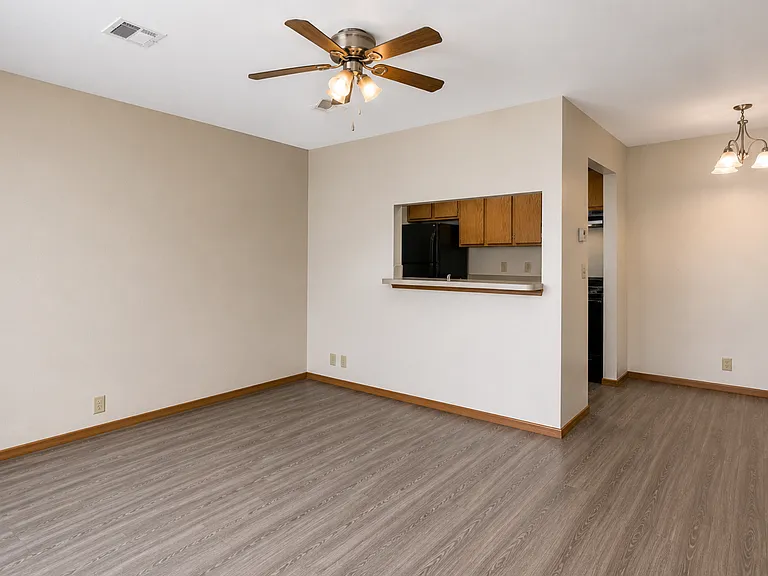 Willow Creek Apartments — Photo 12