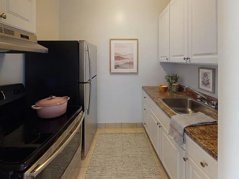 470 Dundas St — Photo 3