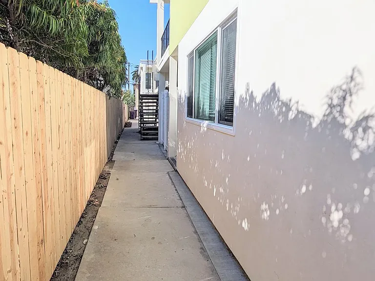 219 Loma Ave #6 — Photo 9