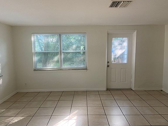2nd image of 1909 E Paris St