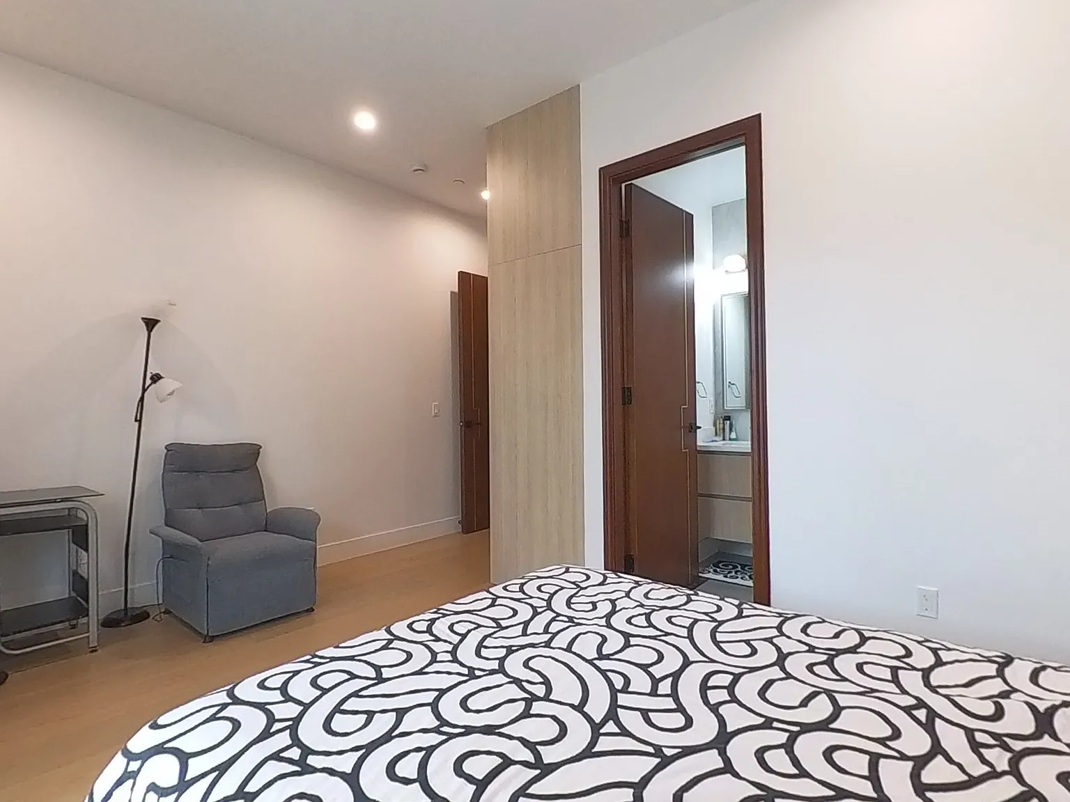 4 bed, 4.5 bath, 3278 sqft, $1,800 — Photo 3