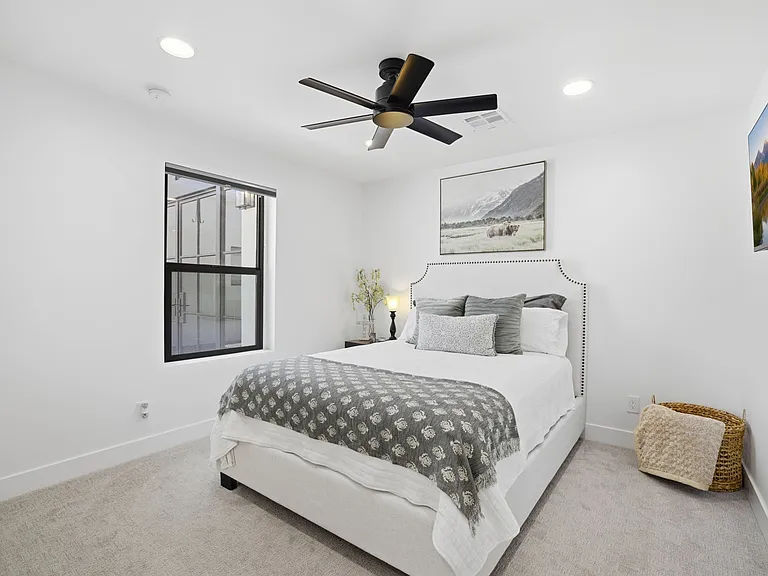 8401 E Cortez St — Photo 33