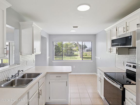 5th image of 940 Forest St NE