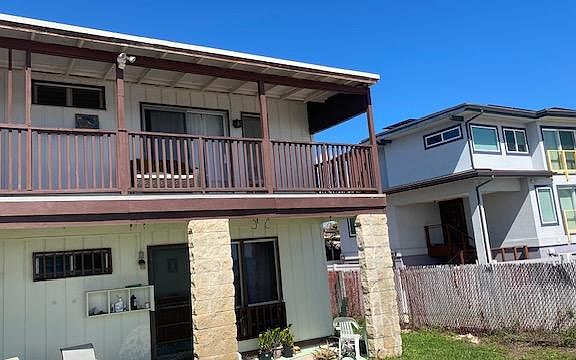 Right of way beach access path between the two houses