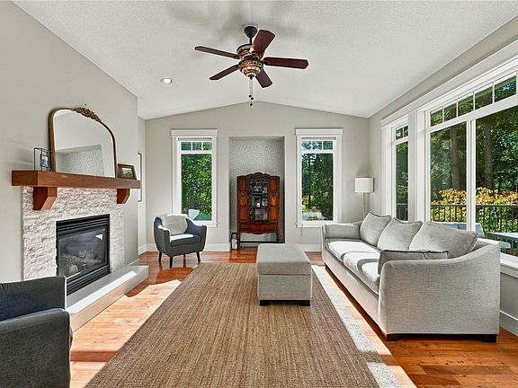 5th image of 2995 Wild Rose Blvd