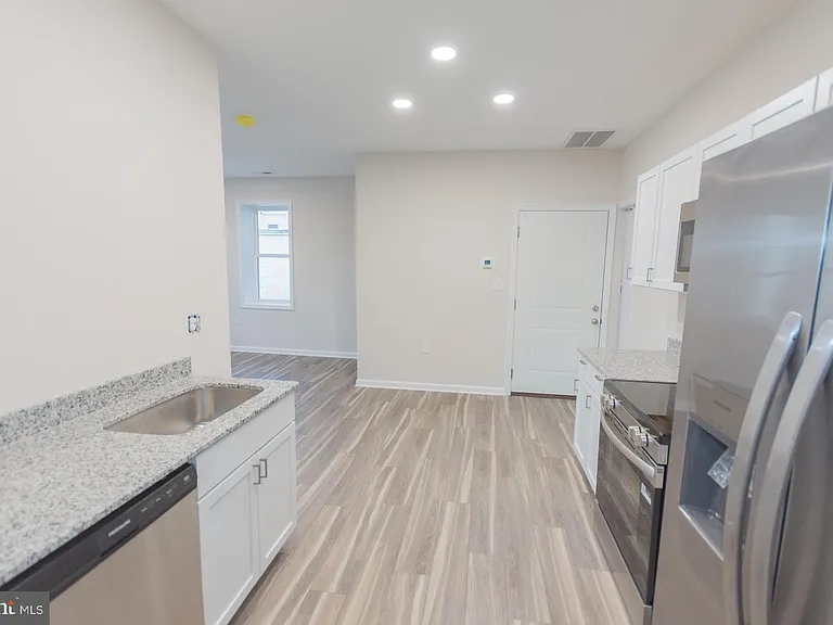 215 King St W #C — Photo 6