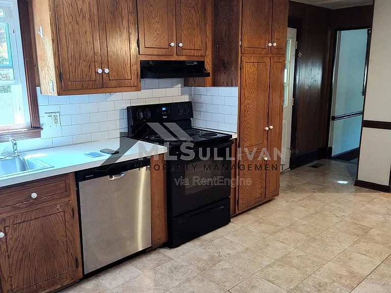 100 S Hassel St — Photo 6