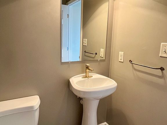 4th image of 140 Honeysuckle Dr