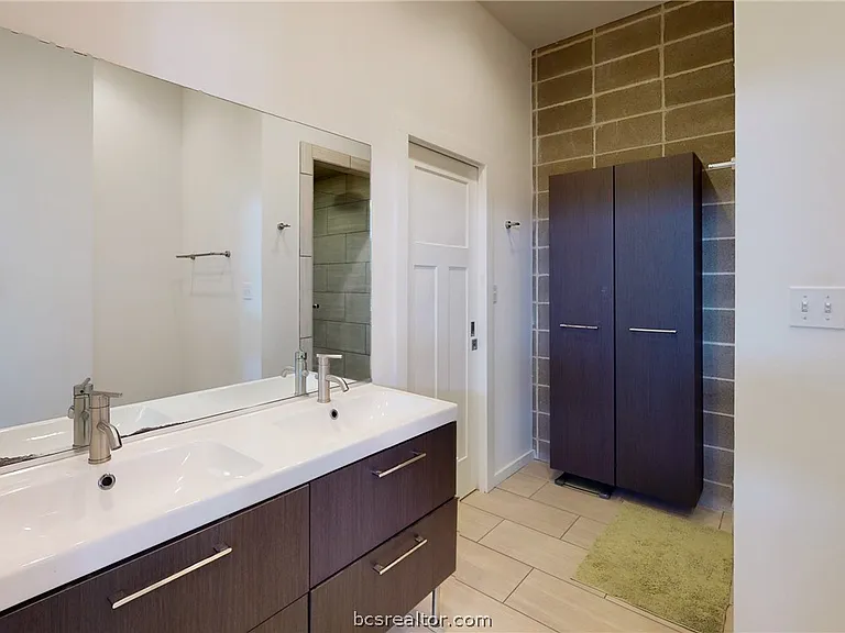 217 N Houston Ave — Photo 29