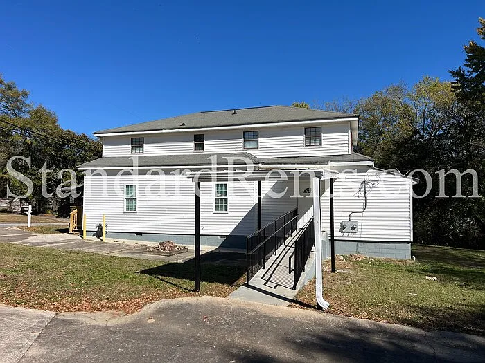 5 bed, 2.5 bath, 2570 sqft, $1,995 — Photo 2