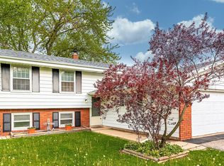 1220 Chippewa Dr, Waukesha, WI 53186