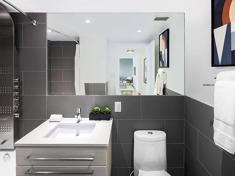Rittenhouse Hill 1 Bedroom Bathroom