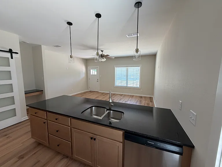 301 NE 2nd St #1 — Photo 5