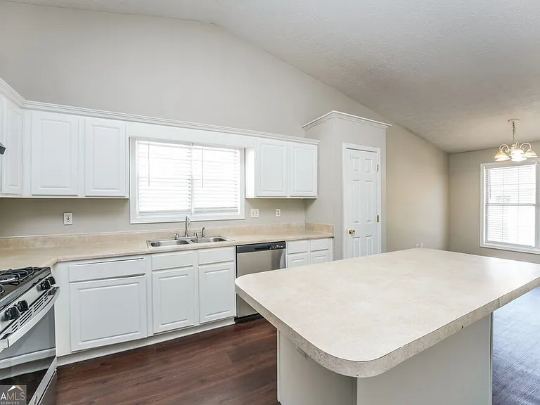 920 Glen Oaks Ln — Photo 9