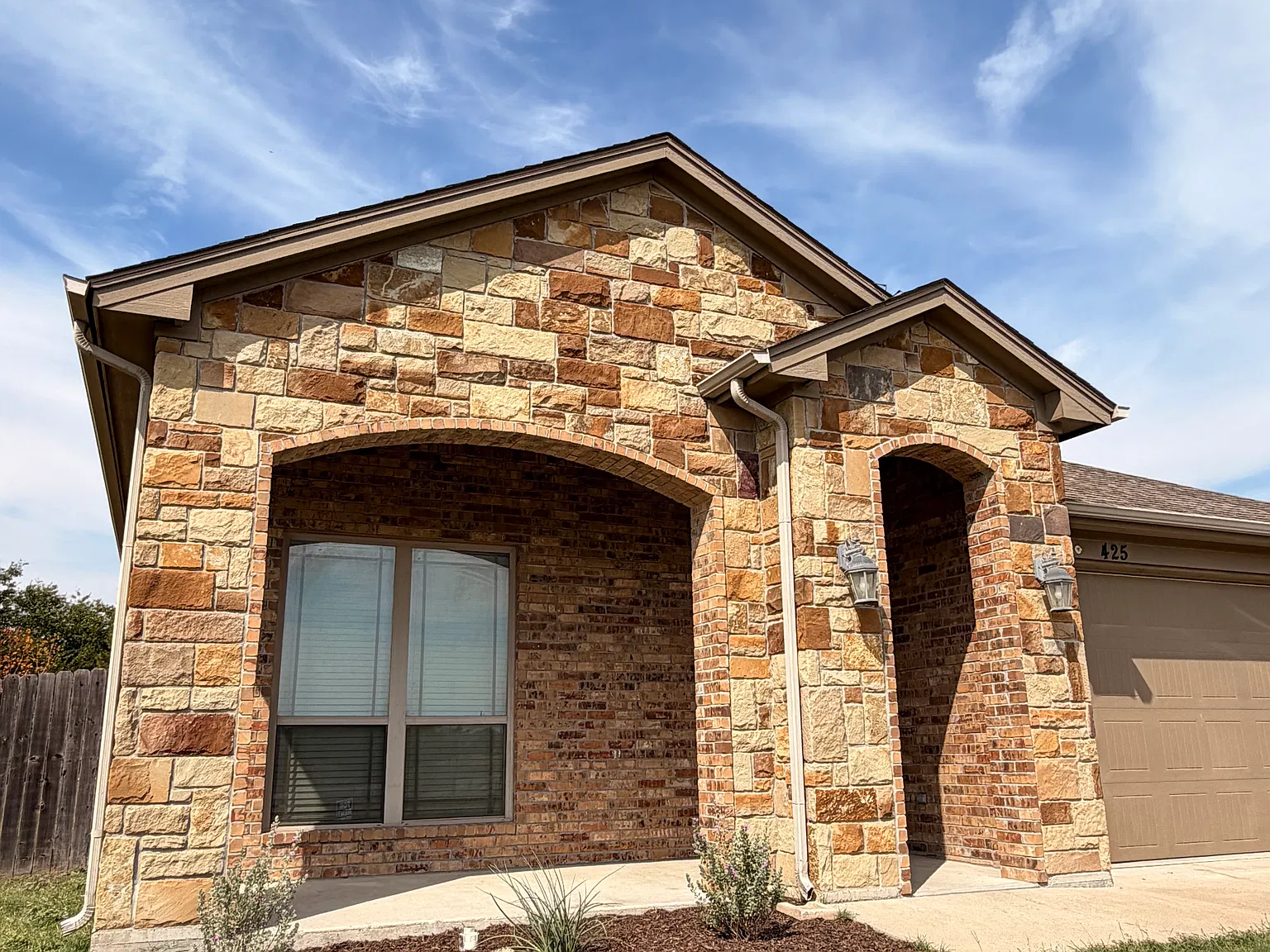4 bed, 2000 sqft, $2,475 — Photo 1