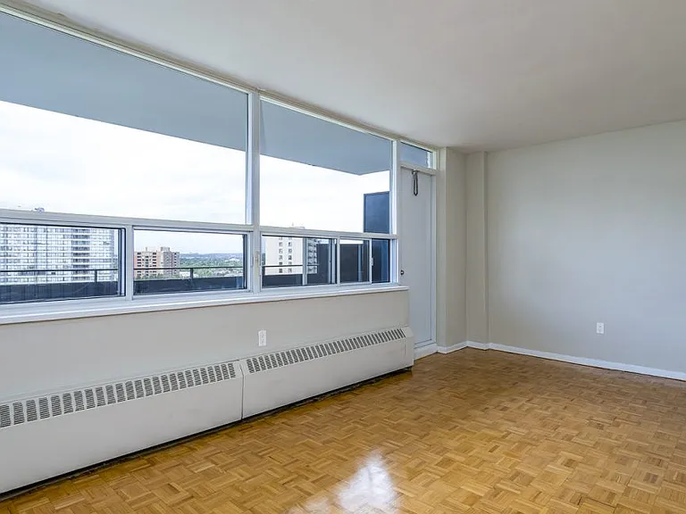 6161 Bathurst St — Photo 13