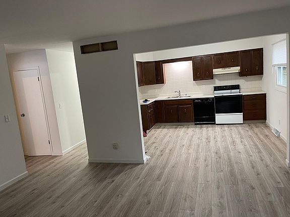 front room to kitchen