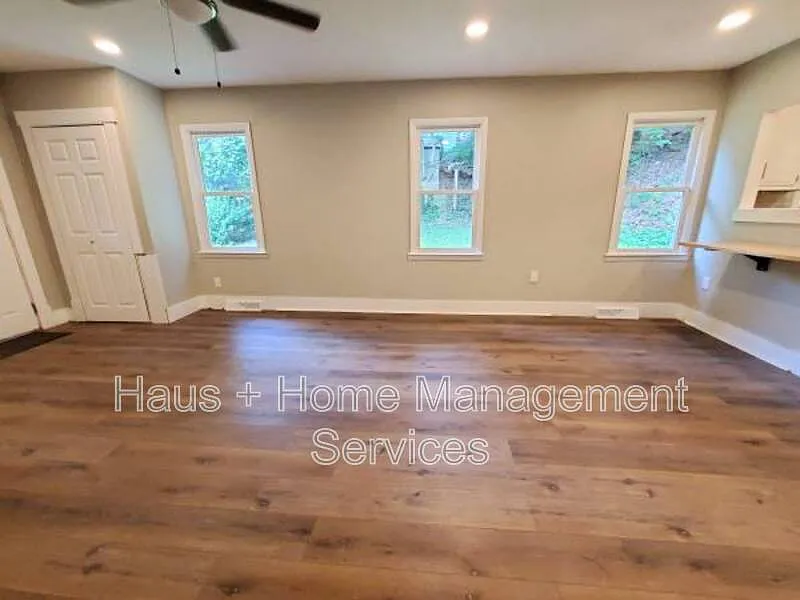 2 bed, 1.0 bath, $1,250 — Photo 4