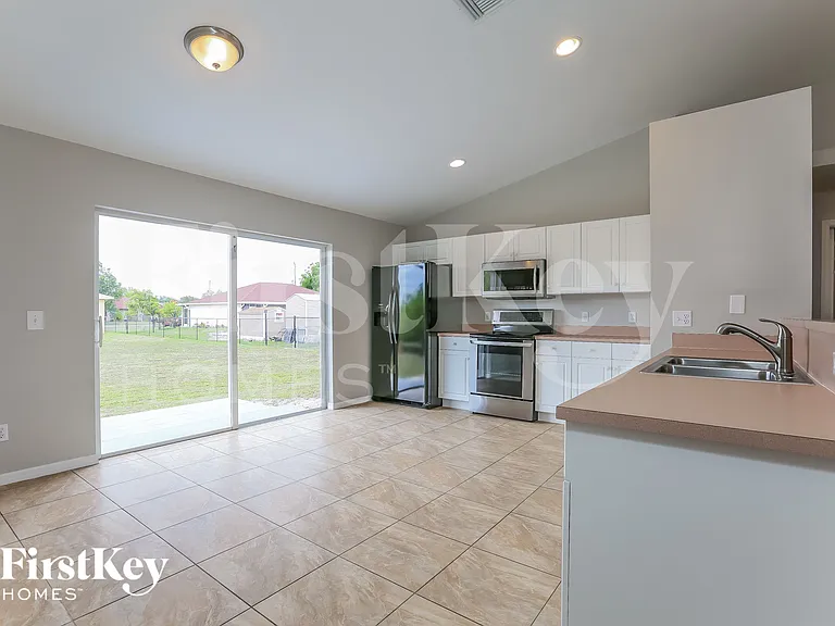 215 Mossrosse St — Photo 5