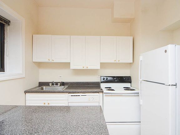 2nd image of 1425 N Dearborn St APT 2C