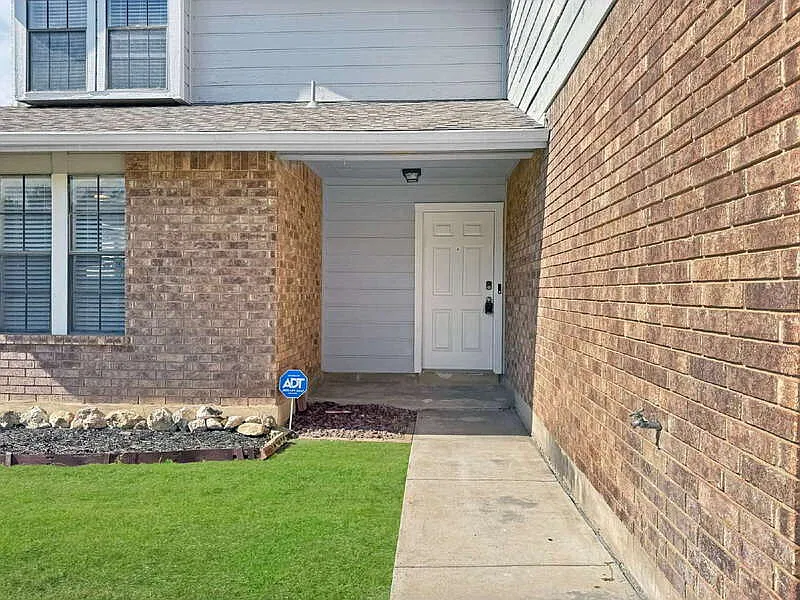 4 bed, 2.5 bath, 1967 sqft, $1,895 — Photo 3