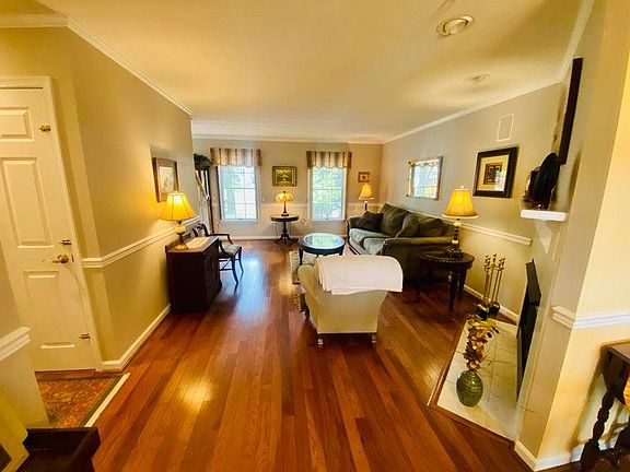 5th image of 255 Emerald Dr