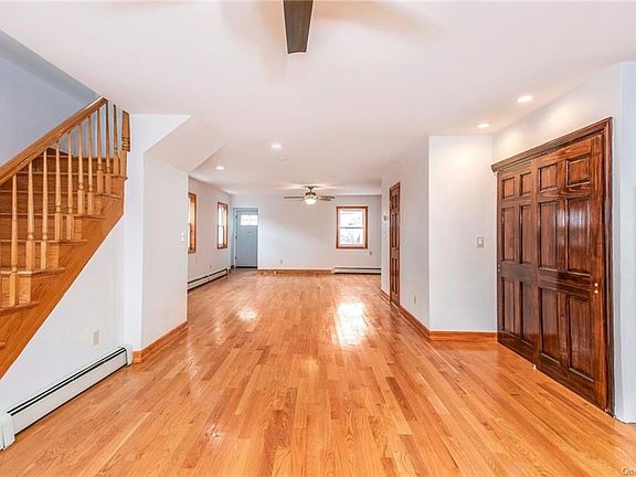 3rd image of 8C Edgewater Park
