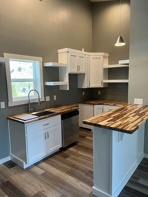 Kitchen picture didn't have the refrigerator, microwave and oven in when I took it