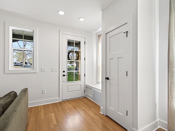 4th image of 325 Grand Ave