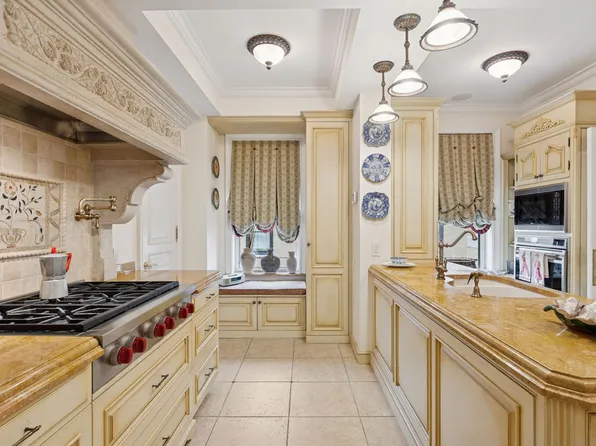 975 Park Avenue image 6 of 14