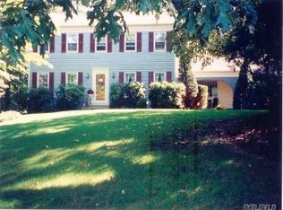 1 Leeward Ct, Shoreham, NY 11786