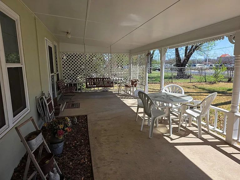1006 E Highway St — Photo 2
