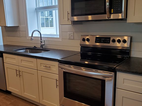 2nd image of 440 Forest Ave Unit 1