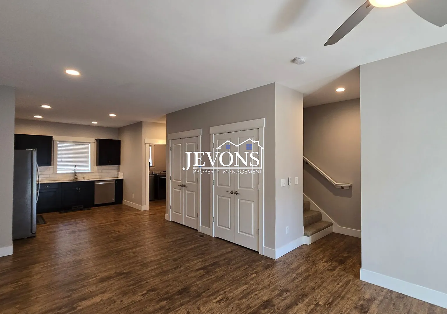 Spacious 3-Bed Townhouse in Yakima In-Unit Washer/Dryer, 1-Car Garage & 2 Outdoor Spots — Photo 2