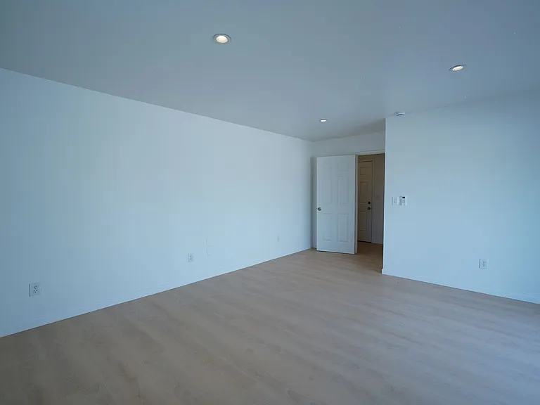 1443 N Riverside Ave — Photo 29