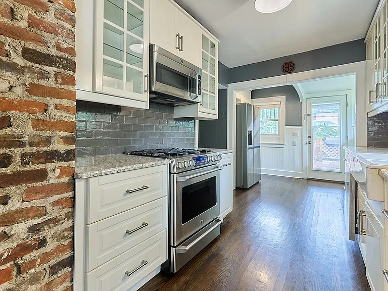 5740 Charlotte St — Photo 9